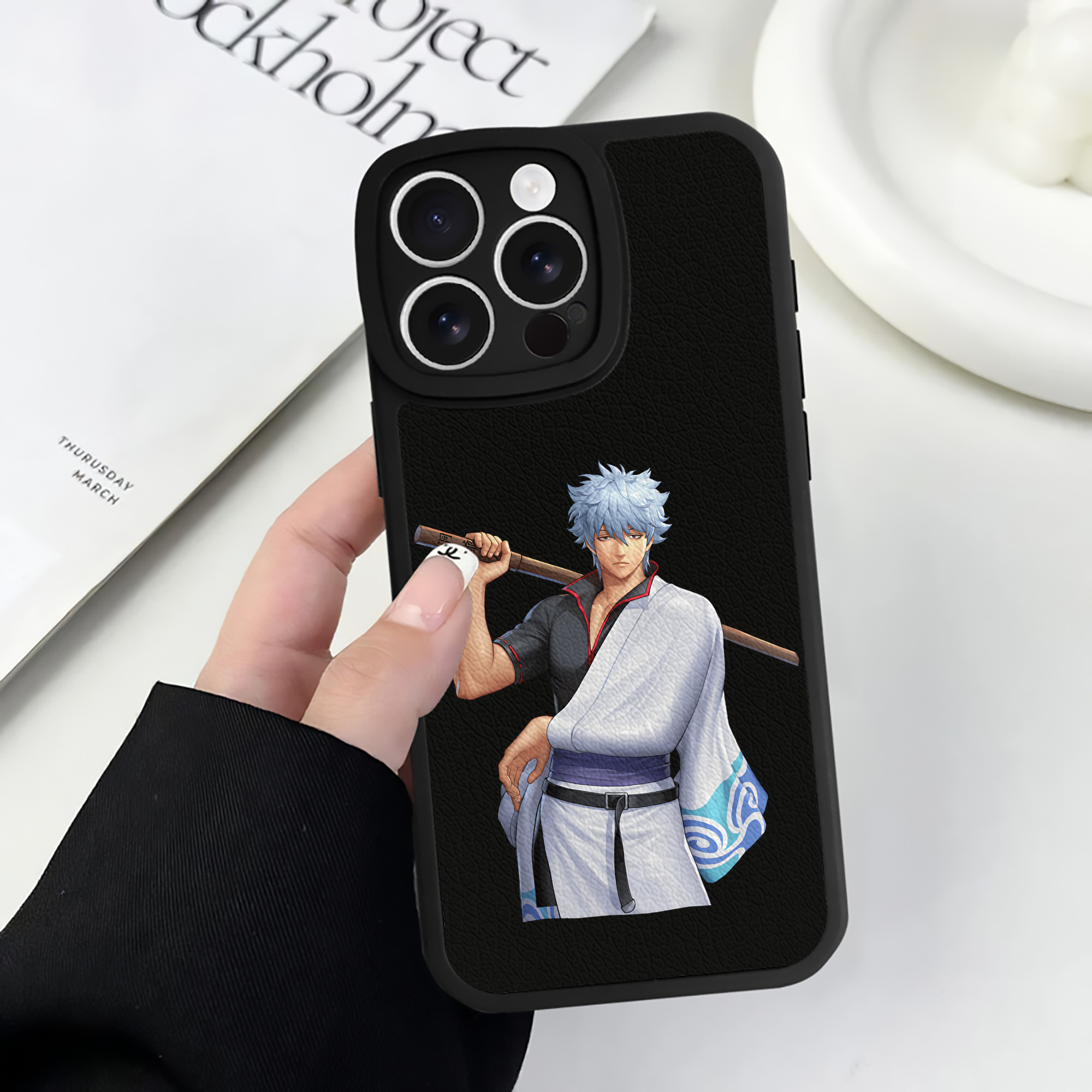 （画像用） ぎんたま 坂田銀時（さかたぎんとき） 神楽 志村新八（しむら しんぱち） GINTAMA Sakata Gintoki Kagura Shimura Shinpachi 【iPhone 16シリーズ対応】シリコンスマホケース（レザー調） 材質：シリコン